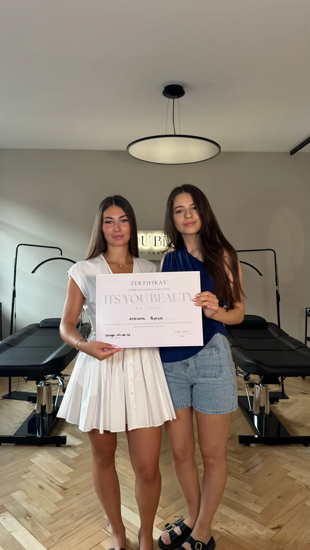 Absolventinnen mit Zertifikat der Lashextensions-Schulung