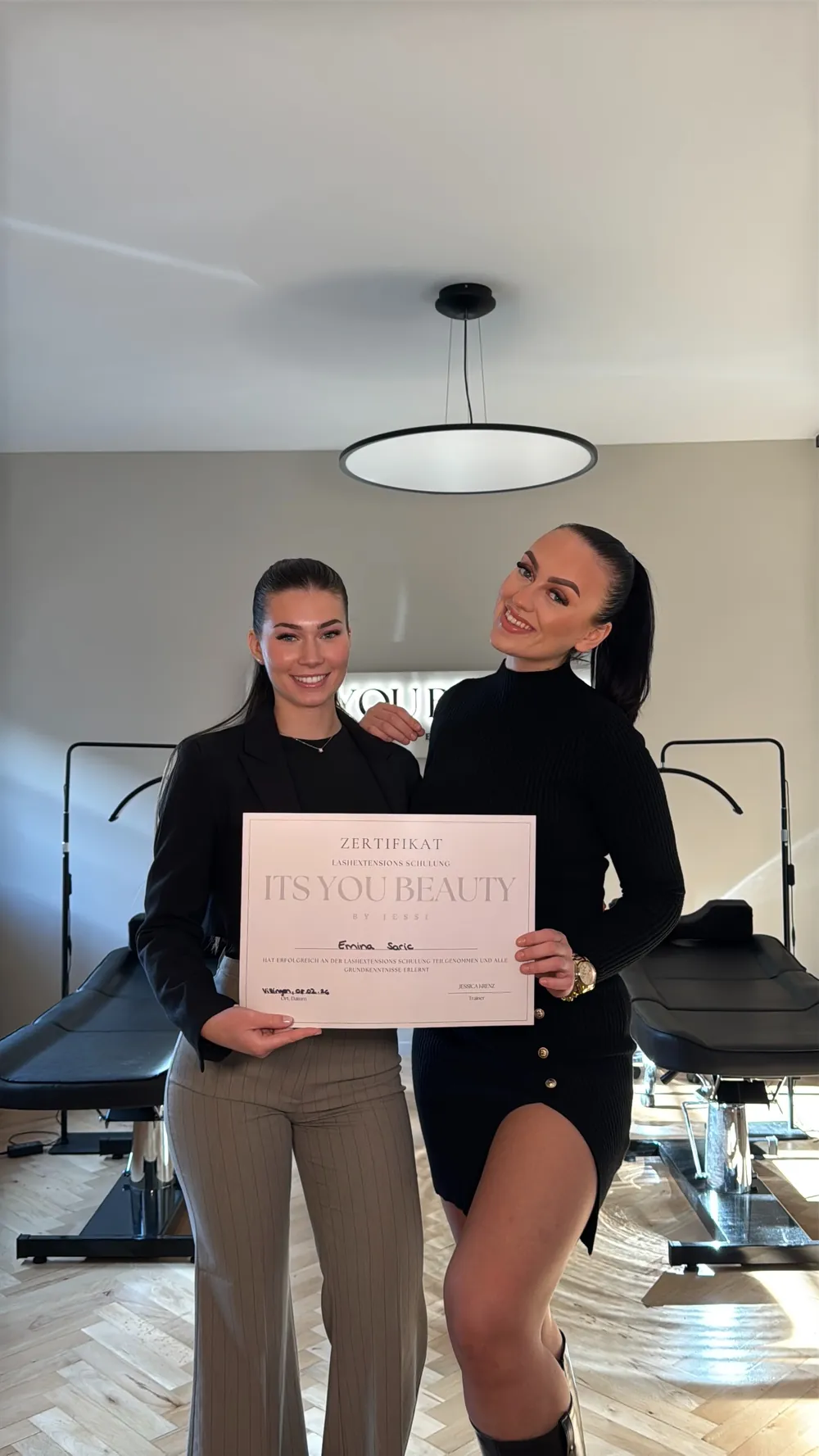 Absolventinnen mit Zertifikat der Lashextensions-Schulung