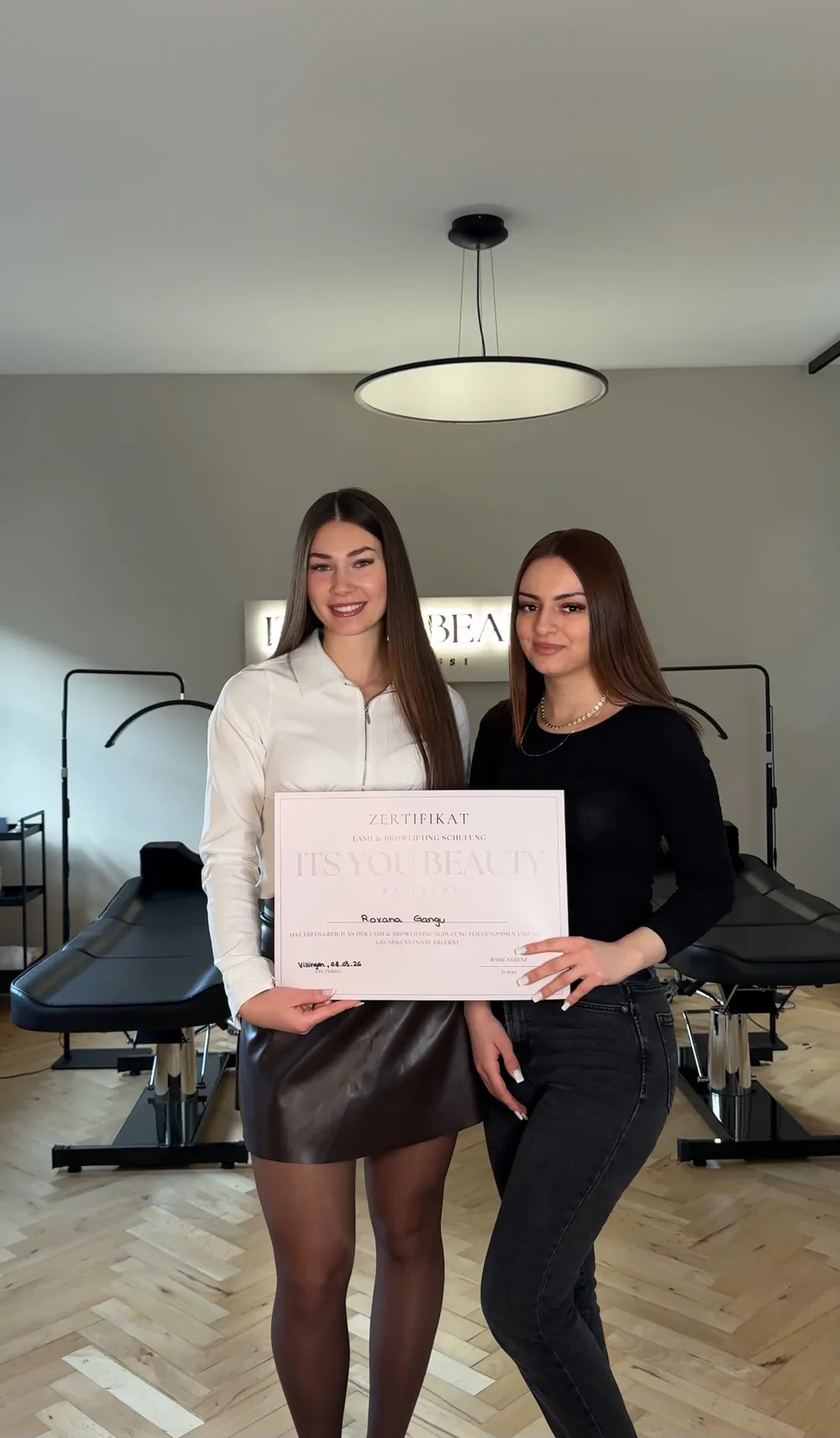 Absolventin mit Zertifikat der Lash & Browlifting Schulung