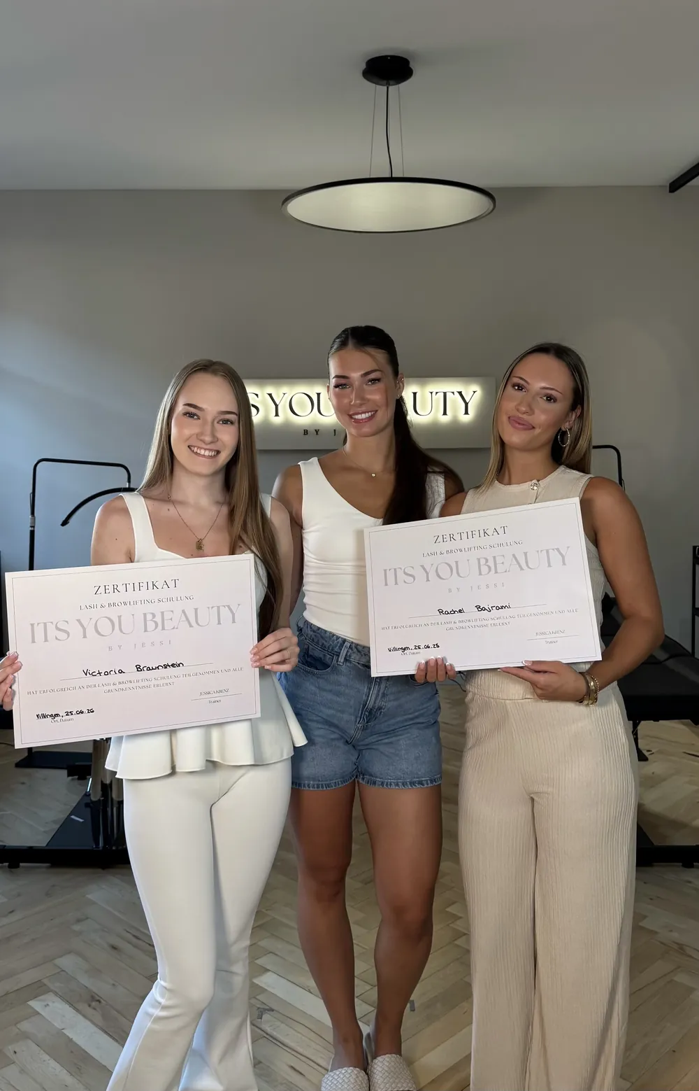 Absolventinnen mit Zertifikaten der Lash & Browlifting Schulung